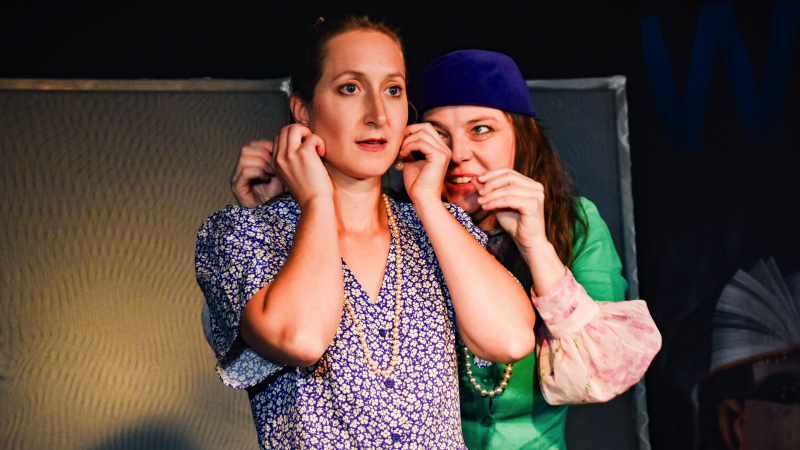 Gretchen und Frau Marthe bei der Anprobe (Faust I im Hoftheater)